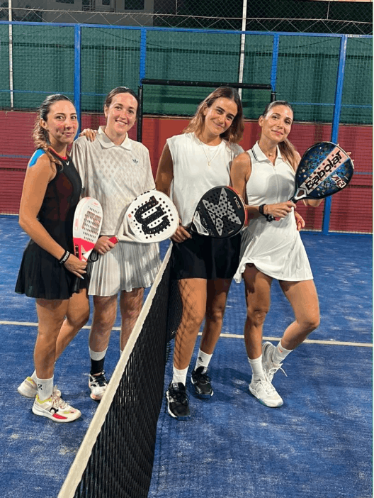 Les quatre finalistes du P100 Dames, avec à droite, les vainqueures.